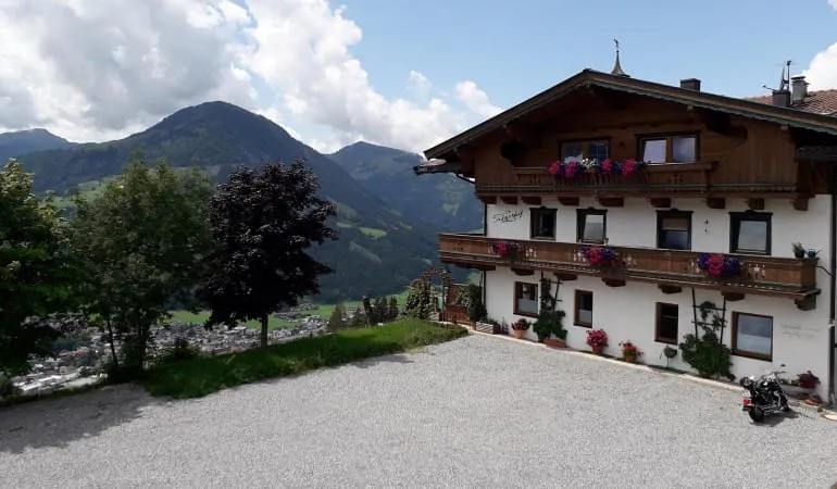 Garconierre-Privatzimmer-mit-Kuechenzeile-und-Bad-30m